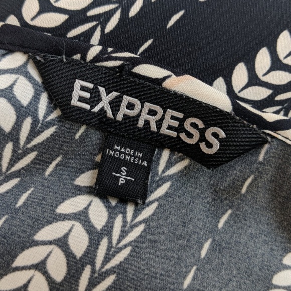 EXPRESS Womens Stretch Floral Short Sleeve Top - Picture 5 of 6